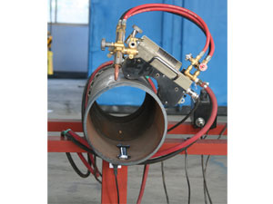 Machine de découpe et de chanfreinage de tuyaux à flammes électromagnétiques