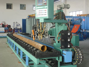 Machine de découpe et de chanfreinage de tuyaux à flammes de type à lit roulant 